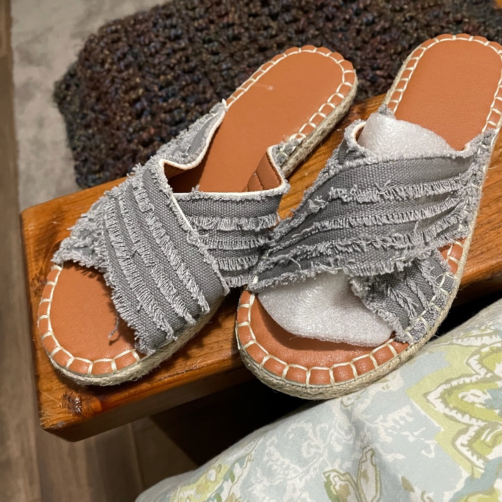Women’s sandals size 6